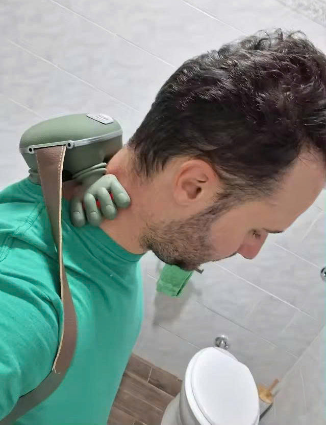 Cliente Rafael M. usando o Massageador Hand Pro